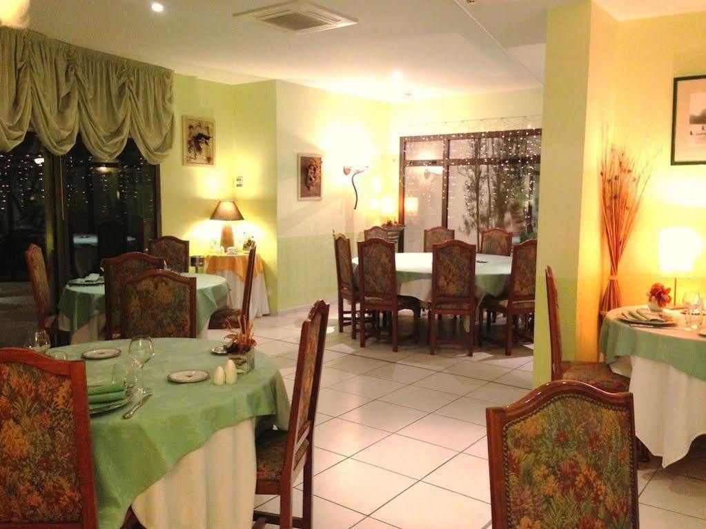 Logis Hotel Restaurant L'Oree Des Bois La Breille-les-Pins Eksteriør bilde